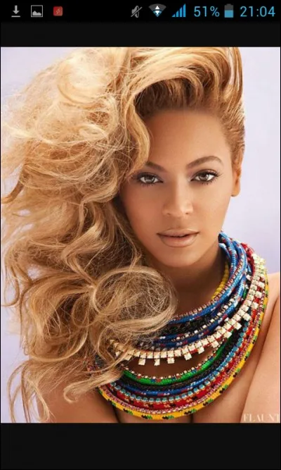 Qui chante "Hold Up" ?