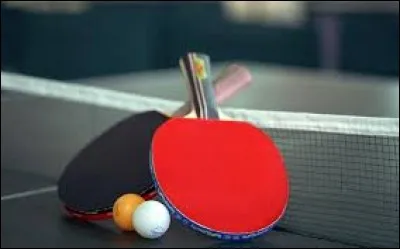 Avec quoi joue-t-on du tennis de table ?