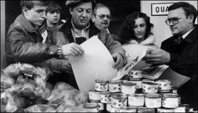 Le 21 décembre 1985, le premier restaurant du cur s'ouvre sous une tente, dans le 19e arrondissement de Paris. Qui en est l'initiateur ?