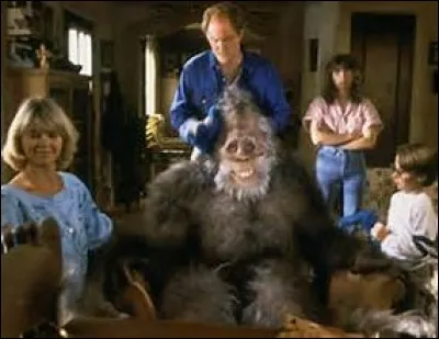 Dans quel film peut-on voir une famille recueillir un abominable homme des neiges ?