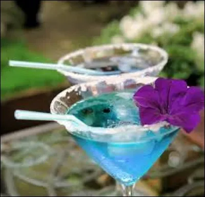 Quelle est la couleur de l'alcool appelée curaçao ?