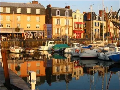 Quel code l'Insee et la Poste attribuent-ils au département des Côtes-d'Armor ?