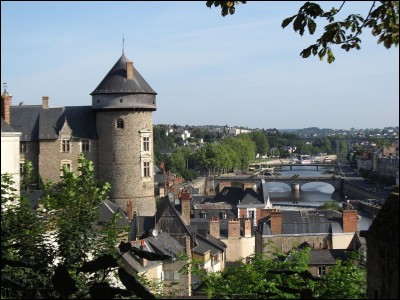Quelle est la préfecture de la Mayenne ?