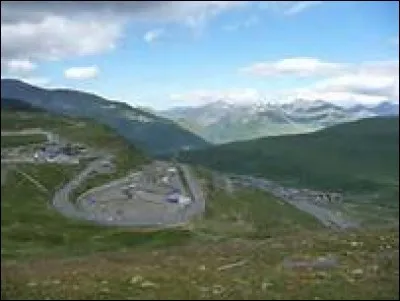 Comment s'appelle le plus haut col routier (2 409 m) du massif où se situe Andorre et se trouvant sur la route entre la France et le pays andorran ?