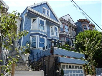 Maxime Le Forestier chante "C'est une maison bleue Adossée à la colline On y vient à pied On ne frappe pas Ceux qui vivent là Ont jeté la clé". Dans quelle ville américaine se trouve cette maison bleue ?