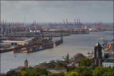 "Quand les nuages vont à pas lents, Comme s'en vont les lourds chalands, Le long des quais, crevant d'ennui". De quelle ville "au ciel de pluie" parle Piaf ?