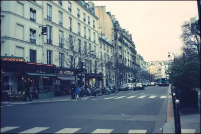 " Les journaux sont imprimés Les ouvriers sont déprimés Les gens se lèvent, ils sont brimés C'est l'heure où je vais me coucher"...Quelle ville s'éveille pour Jacques Dutronc ?