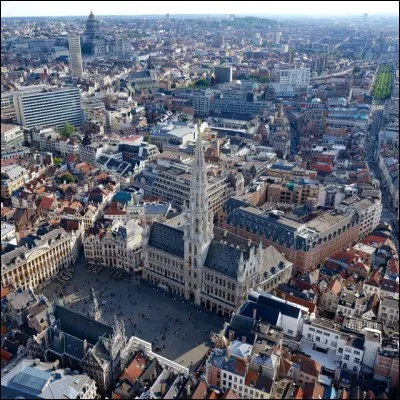 " Je te rejoins bientôt Aussitôt que Paris me trahit Et je sens que son amour aigrit et puis Elle me soupçonne d'être avec toi le soir Je reconnais c'est vrai tous les soirs dans ma tête" : à quelle ville s'adresse ainsi Dick Annegarn ?