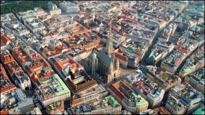 " J'aimerais bien que tu comprennes Que j'ai choisi l'absence Comme dernière chance Notre ciel devenait si lourd". De quelle ville Barbara écrit-elle ?