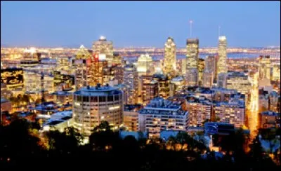 Dans quelle ville Robert Charlebois reviendra-t-il, "Dans un grand Boeing", pour "revoir l'hiver et ses aurores boréales" ?