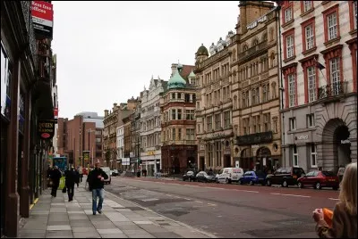 " Je me revois flânant le long des rues Au milieu de cette foule Parmi ces milliers d'inconnus". Quelles sont les deux villes qui font le titre de cette chanson de Marie Laforêt ?