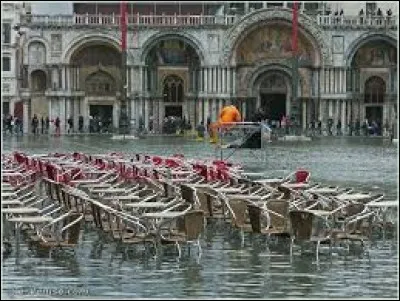 Pour Charles Aznavour, quelle ville est triste "Quand on ne s'aime plus, Les musées, les églises, Ouvrent en vain leur portes, Inutiles beautés devant nos yeux déçus" ...?