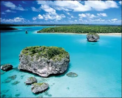 Géographie - Quel archipel est parfois dénommé "Le Caillou" ?