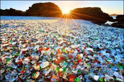 Glass Beach est une plage située à Fort Bragg, en Californie, aux États-Unis. Cette plage est connue pour être abondante en verres de mer. Que sont les verres de mer ?