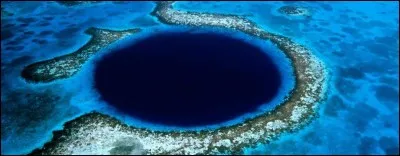 La barrière de corail du Belize est la plus longue de l'hémisphère nord. Dans quelle mer ou quel océan est-elle située ?