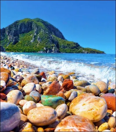 Dans quel pays pourrez-vous découvrir la plage d'Antalya ?
