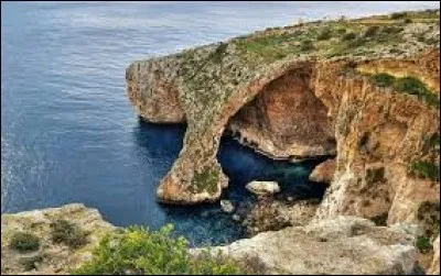 Cette grotte maritime longue de 43 mètres est située sur l'île de Malte. Quel est son nom ?