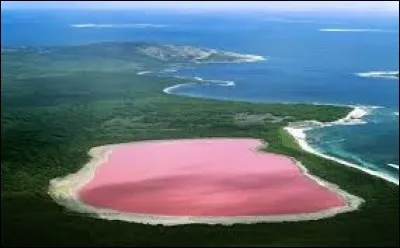 Dans quel pays peut-on admirer le lac Hillier dont l'eau, fort saline, est de couleur rose ?