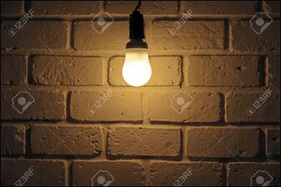 En sortant de chez toi tu te rends compte que tu a laissé la lumière de ta chambre allumée, que fais-tu?