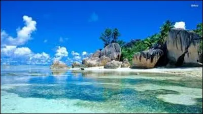A quel archipel les îles Praslin, Mahé et La Digue appartiennent-elles ?
