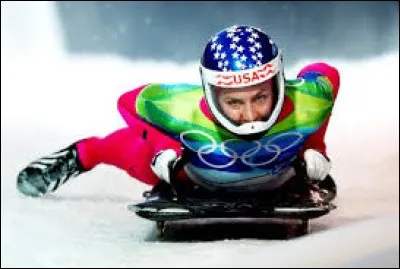 Lequel de ces sports sur glace se pratique à plat ventre, tête devant ?