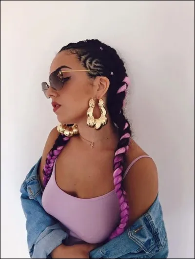 Elle a sorti une vidéo le 26 octobre 2016 qui s'appelle "Sortir avec...".