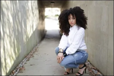 Combien de langues parle-t-elle couramment ?