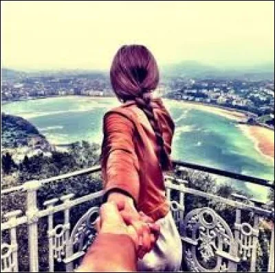 Suis-moi ! Je vais te faire visiter (...) appartement.