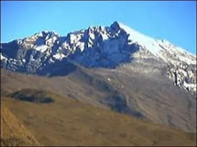 Dans quel département français se situe le piton des Neiges ?