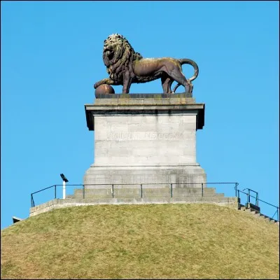 Le lion de Waterloo symbolise la victoire et le nouveau Royaume-Uni des Pays-Bas. Que représente sa patte posée sur un boulet de canon ?