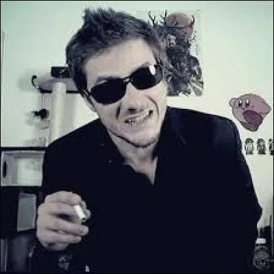 Dans quel épisode a-t-il attaché le geek et a un rasoir en main ?