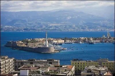 Au bord de son détroit, cette ville de 240 000 habitants a été reconstruite après sa totale destruction par un terrible séisme en 1908. Quelle est-elle ?