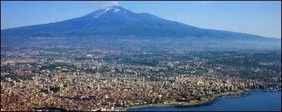 Avec 400 000 habitants, c'est la deuxième ville de Sicile. Elle s'étend au pied de l'Etna. Quelle est cette ville ?