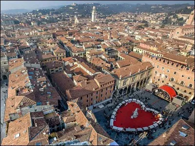 Cette ville inscrite au patrimoine culturel mondial est traversé par l'Adige. Elle est célèbre pour être la ville de Roméo et Juliette. Quelle est-elle ?