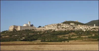 Cette petite ville de 30 000 habitants se trouve en Ombrie, au coeur des Apennins. Classée au patrimoine mondial, elle possède églises et fresques du XIIIe siècle. Quelle est cette ville?