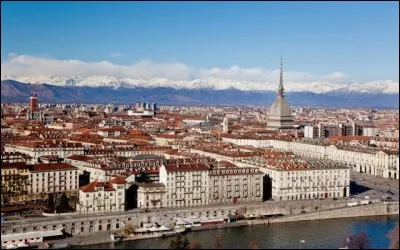 Elle a été, en 1861, la première capitale de l'Italie. Quelle est cette ville de la plaine du Pô ?