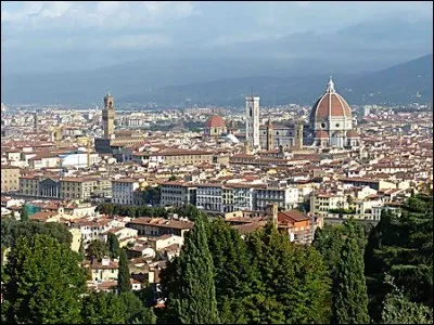 Traversée par l'Arno, cette ville de la renaissance est célèbre pour ses monuments et ses musées. Quelle est-elle ?