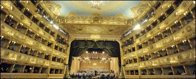 Le célèbre théâtre de la Fenice, qui a vu la création de nombreux opéras, a réouvert en 2001 après un incendie destructeur. Dans quelle ville se trouve-t-il ?