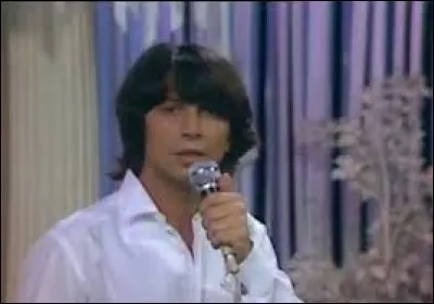 À propos de quoi Hervé Vilard s'interroge-t-il quand il pense "à nous" ?