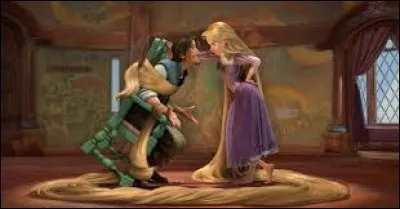 Que fait la petite quand le jeune homme vient chez elle ?