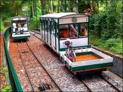 Inaugur&eacute; en 1907, ferm&eacute; en 1969 et rouvert en 2002, le funiculaire d'Evian-les-Bains s'est impos&eacute; au pied du Lac L&eacute;man en Haute-Savoie. Quelle est la particularit&eacute; de celui qui est appel&eacute; "le petit m&eacute;tro &eacute;vianais" ?