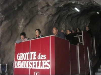 Dans quel d&eacute;partement se trouve le tout premier funiculaire touristique souterrain d'Europe qui dessert la Grotte des Demoiselles ?