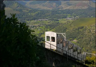 Le look de ses cabines date des ann&eacute;es 50, leur poids &agrave; vide est de 6 tonnes et leur capacit&eacute; de 80 personnes. &Agrave; quelle ville est rattach&eacute; ce funiculaire tr&egrave;s populaire d&eacute;nomm&eacute; "Le Pic du Jer" ?