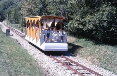 Quel est ce funiculaire qui dessert les &eacute;tablissements de cure du Plateau des Petites Roches dans les Alpes par une voie ferr&eacute;e unique de 1480 m de long et par une pente inclin&eacute;e &agrave; 83 % ?