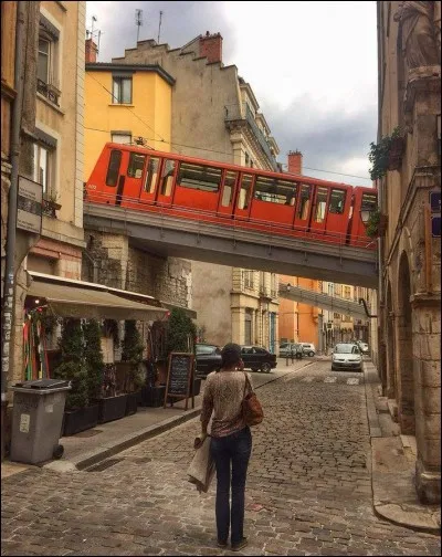 Construit dans les ann&eacute;es 1900 et modernis&eacute; en 1970, ce funiculaire est plus commun&eacute;ment appel&eacute; "Ficelle de Fourvi&egrave;re". Dans quelle ville le situeriez-vous ?