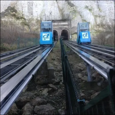 Inaugur&eacute; en 1908 et d&eacute;truit en partie apr&egrave;s la Seconde Guerre mondiale, le funiculaire du Tr&eacute;port en Seine-Maritime, a &eacute;t&eacute; relook&eacute; &agrave; plusieurs reprises. Tr&egrave;s appr&eacute;ci&eacute; de la population et des touristes, il relie la ville basse &agrave; la ville haute depuis 2006. Quelle est sa particularit&eacute; ?
