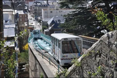 Couramment surnomm&eacute; le "funi" par les habitants ou "la ficelle" par les anciens, dans quelle ville se trouve ce funiculaire qui ne comporte qu'une voie qui se divise en deux en cours de parcours afin de permettre le croisement des cabines ?
