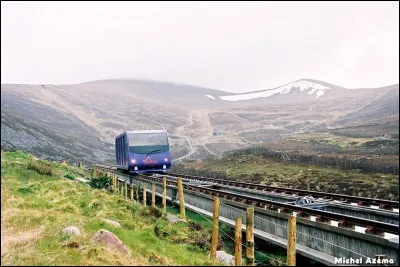 Qu'est-ce qui peut bien différencier ce funiculaire situé en Ecosse à Cairm Gorm des autres funiculaires ?