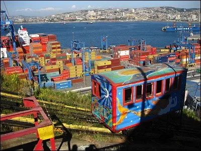 Classés monuments historiques nationaux, les "ascencores" de Valparaiso au Chili sont en perdition faute de moyens financiers. Combien cette ville possédait-elle de funiculaires entre 1883 et 1915 ?