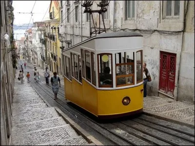 Quelle est cette ville portugaise bâtie sur sept collines à l'embouchure du Tage qui ne peut se passer du funiculaire Gloria pour desservir certains de ses quartiers très pentus ?